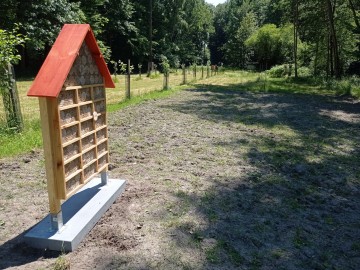 Kolejne działanie realizowane w porozumieniu z UNEP/GRID Warszawa w ramach projektu Re:Generacja Dekada odbudowy siedlisk, założona łąka kwietna i hotele dla zapylaczy, 